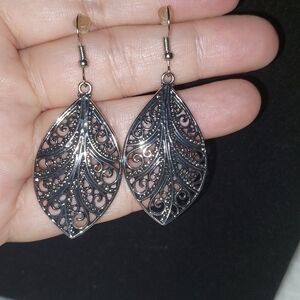 Nwot Boho Silvertone Filigree Leaf Earrings. Smoke Free Home. Lightweight